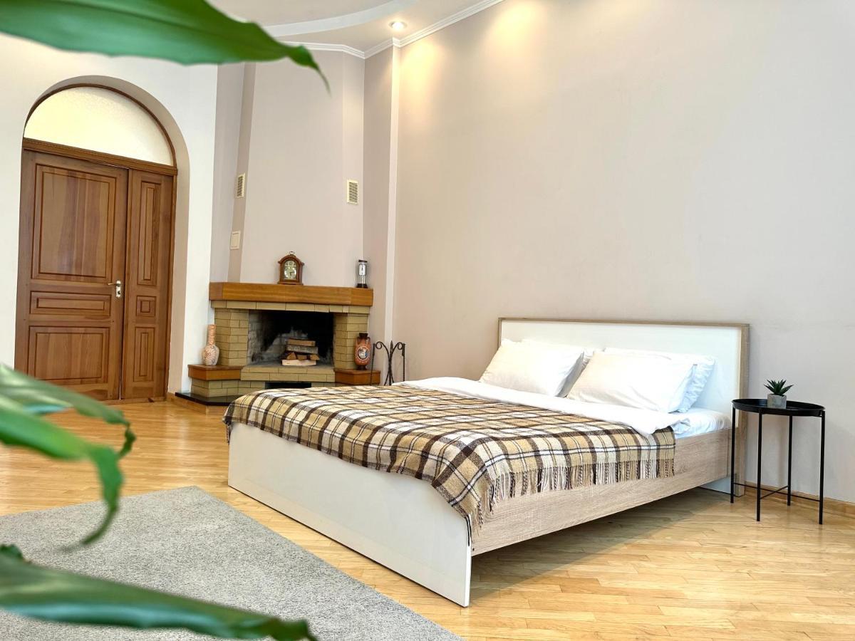 Apartments In The City Center, Near A Theatre, Zlata Plaza Rivne Dış mekan fotoğraf
