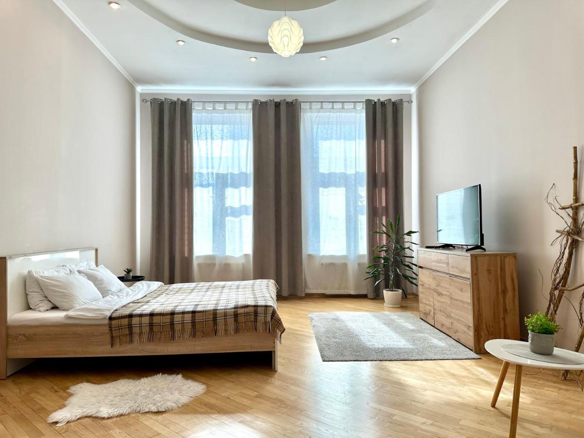 Apartments In The City Center, Near A Theatre, Zlata Plaza Rivne Dış mekan fotoğraf